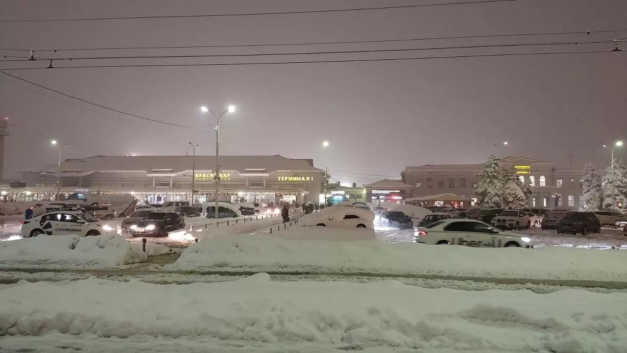 Аэропорт Краснодара второй раз за сутки приостановил прием и выпуск самолетов