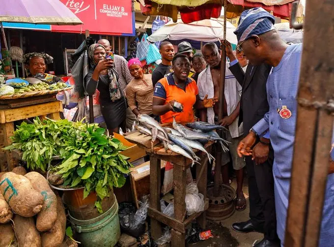 Sanwo-olu at the Bariga market (Gboyega Akosile)