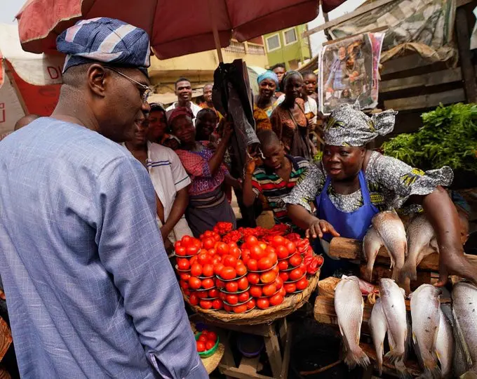 Sanwo-Olu at the market (Gboyega Akosile)