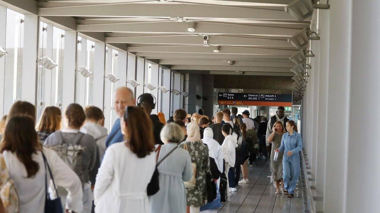 „Das Ende der Schlange erreicht“: Wartende am Flughafen retten sich in Galgenhumor