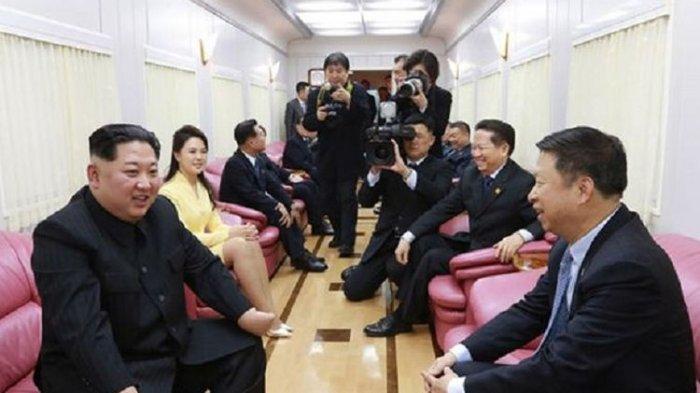 Kim Jong Un didampingi sejumlah petinggi Korut di kereta api mewahnya