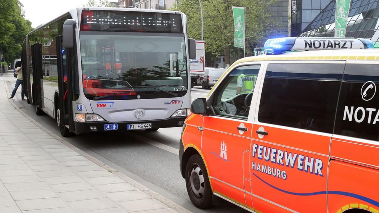 Hamburg: Maserati bremst Linienbus aus – Passagiere verletzt