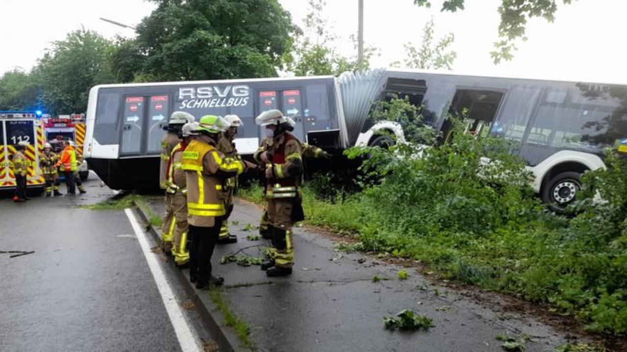 Mindestens sechs Verletzte bei Busunfall – Linienbus in Böschung gerutscht