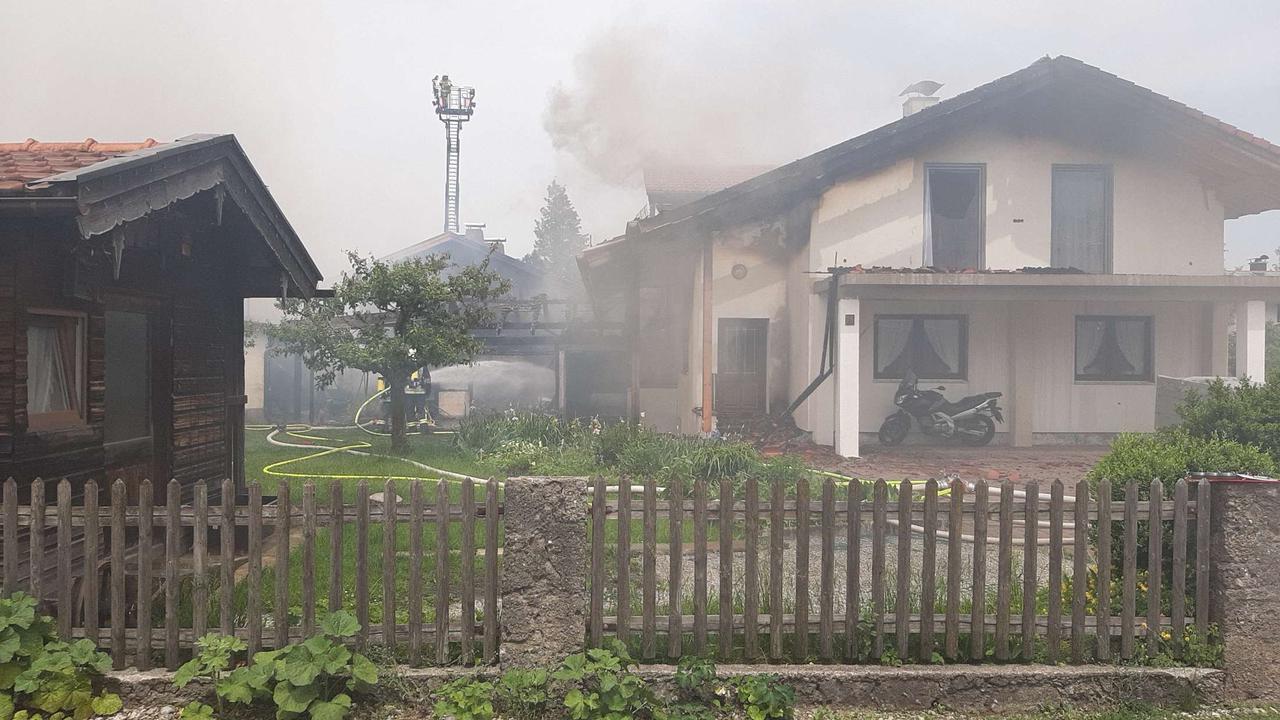 Haus steht in Flammen - Feuerwehren im Einsatz