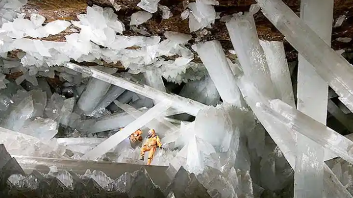 two-miners-uncovered-a-cave-deep-below-the-earth-thats-as-beautiful-as-it-is-deadly-in-2010