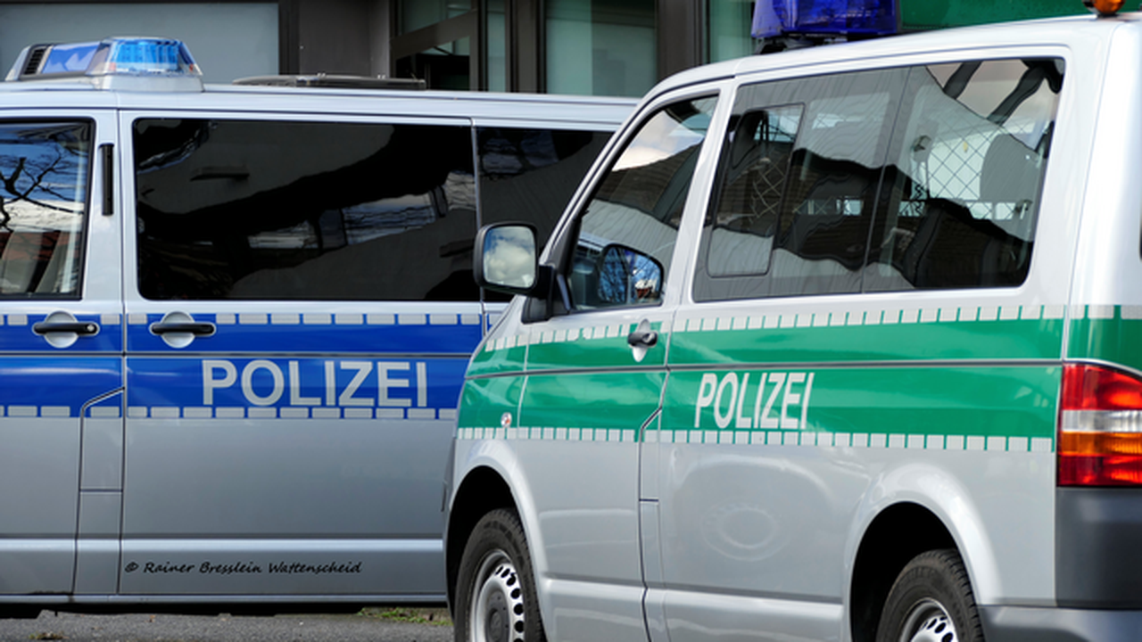 Polizei Bochum: Silbergraues Auto flüchtet von Kundenparkplatz - Seniorin (84) verletzt