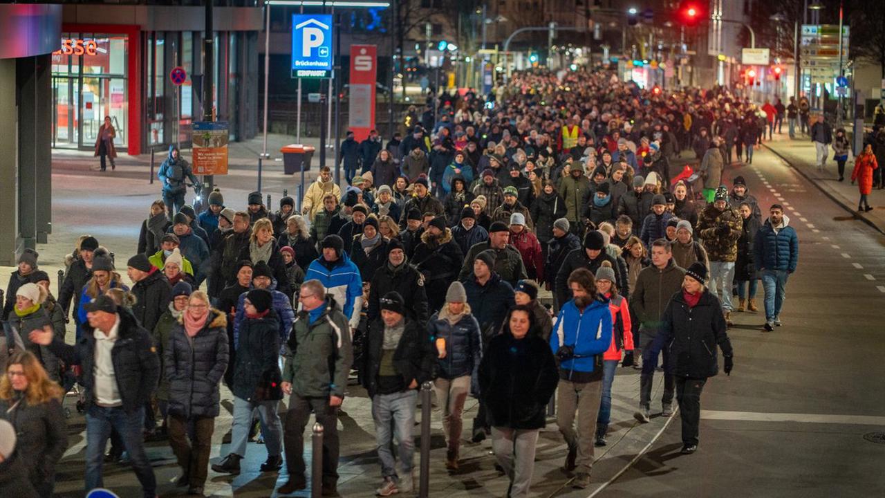 Liveblog zur Demo in Ulm: „Spaziergänger“ und Gegendemonstranten am Freitagabend unterwegs