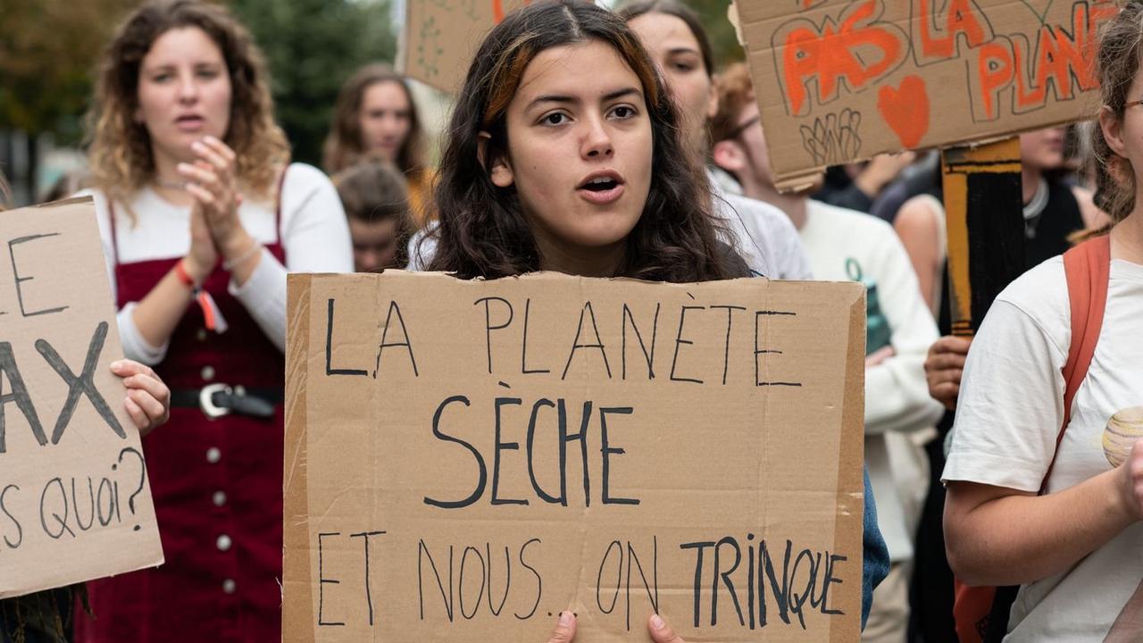 DIJON : Une centaine de jeunes relancent la «grève scolaire pour le climat» du vendredi
