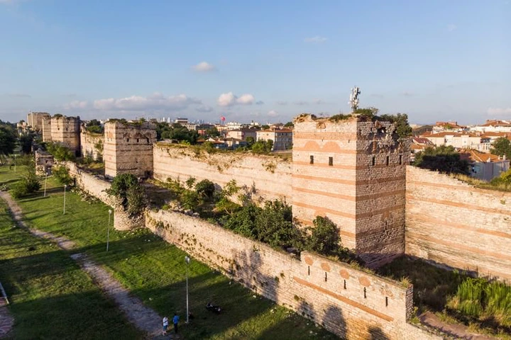 Sisa-sisa benteng Konstantinopel yang masih berdiri sampai sekarang.
