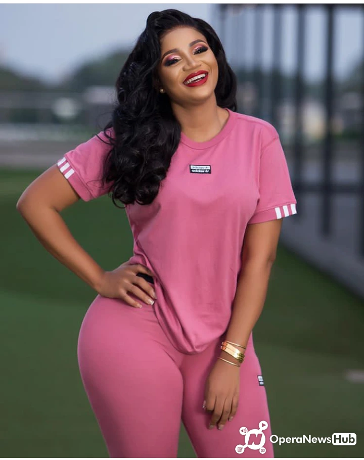 More Photos Of The Beautiful And Curviest Sister Of Serwaa Amihere Surfaces