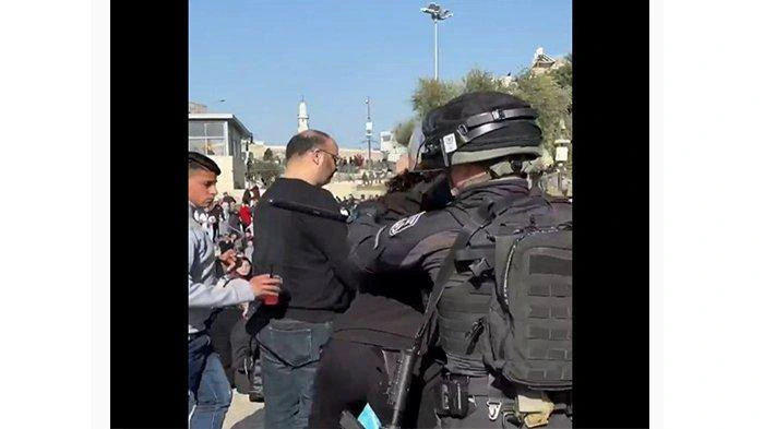 Pasukan Israel menarik dan memukul seorang anak perempuan yang mengikuti peringatan Isra Miraj di Palestina.
