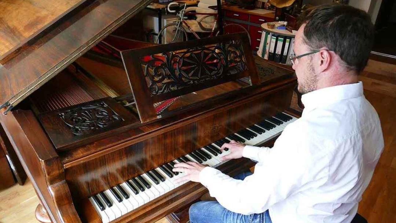 Ein Mann aus St. Peter restauriert Klaviere und röstet nebenbei Kaffee
