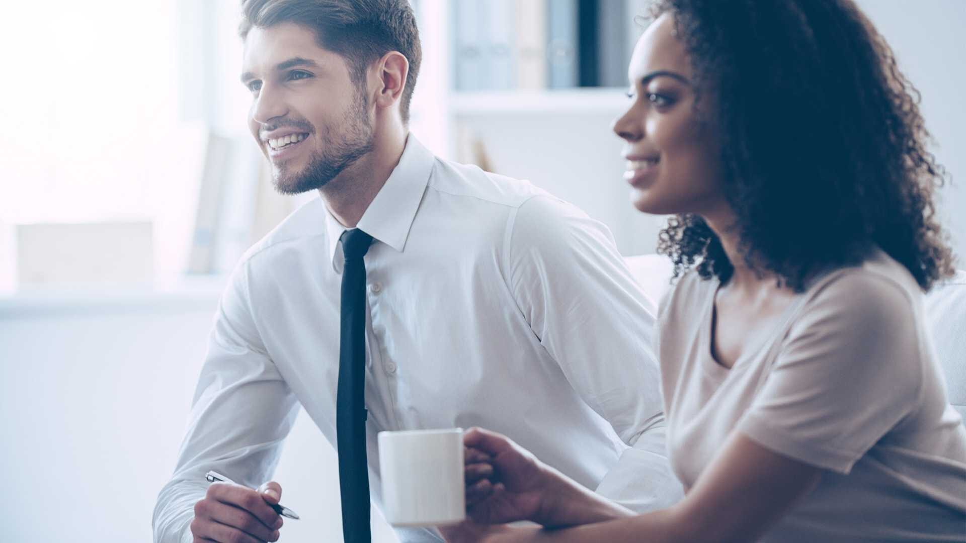 два друга за столом. больше не обсудить. больше не обсудить. земля круглая цитаты. человек показывает ок.