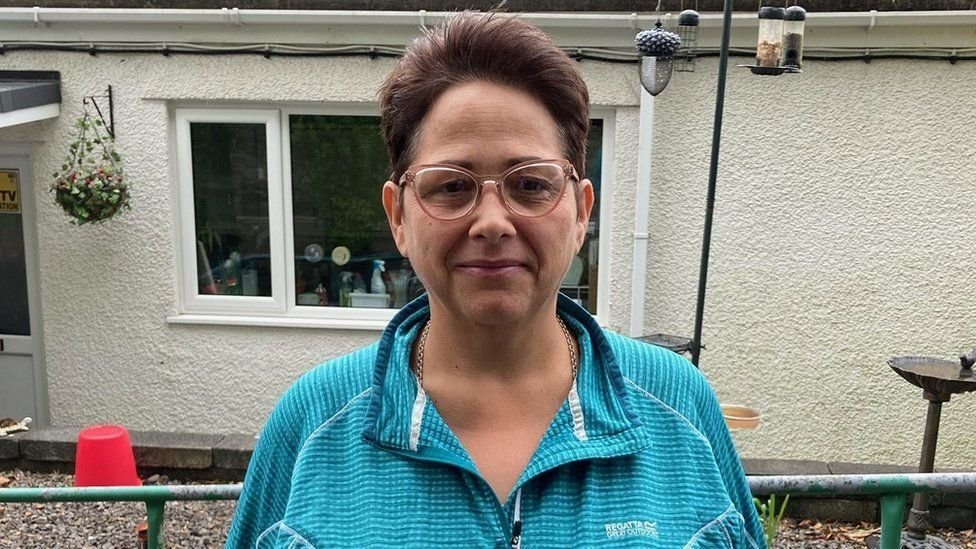 You Re A Dumb Democrat Get Your Stuff And Get Out Michigan Hotel Owner Rages At Guest After She Complained About Flooded Toilet He Refused To Help Fix Opera News