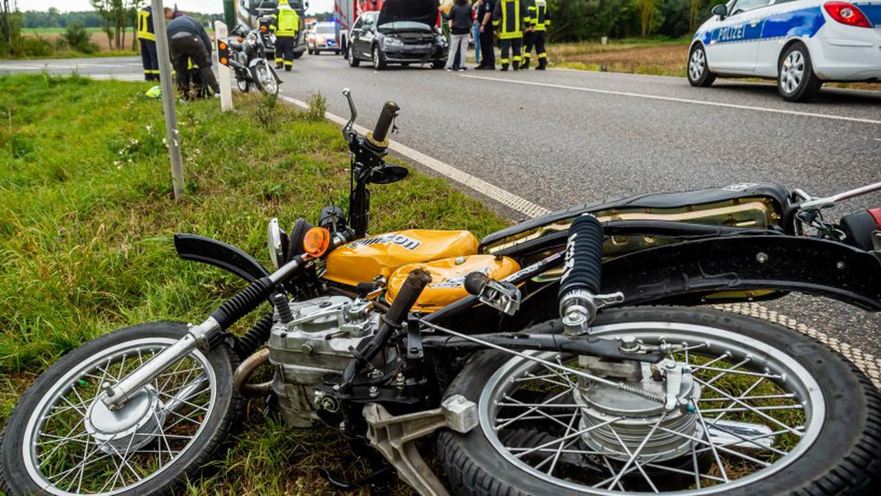Kollision mit Auto in Zeulenroda-Triebes: Mopedfahrer und Sozia schwer verletzt - Polizisten werden bepöbelt