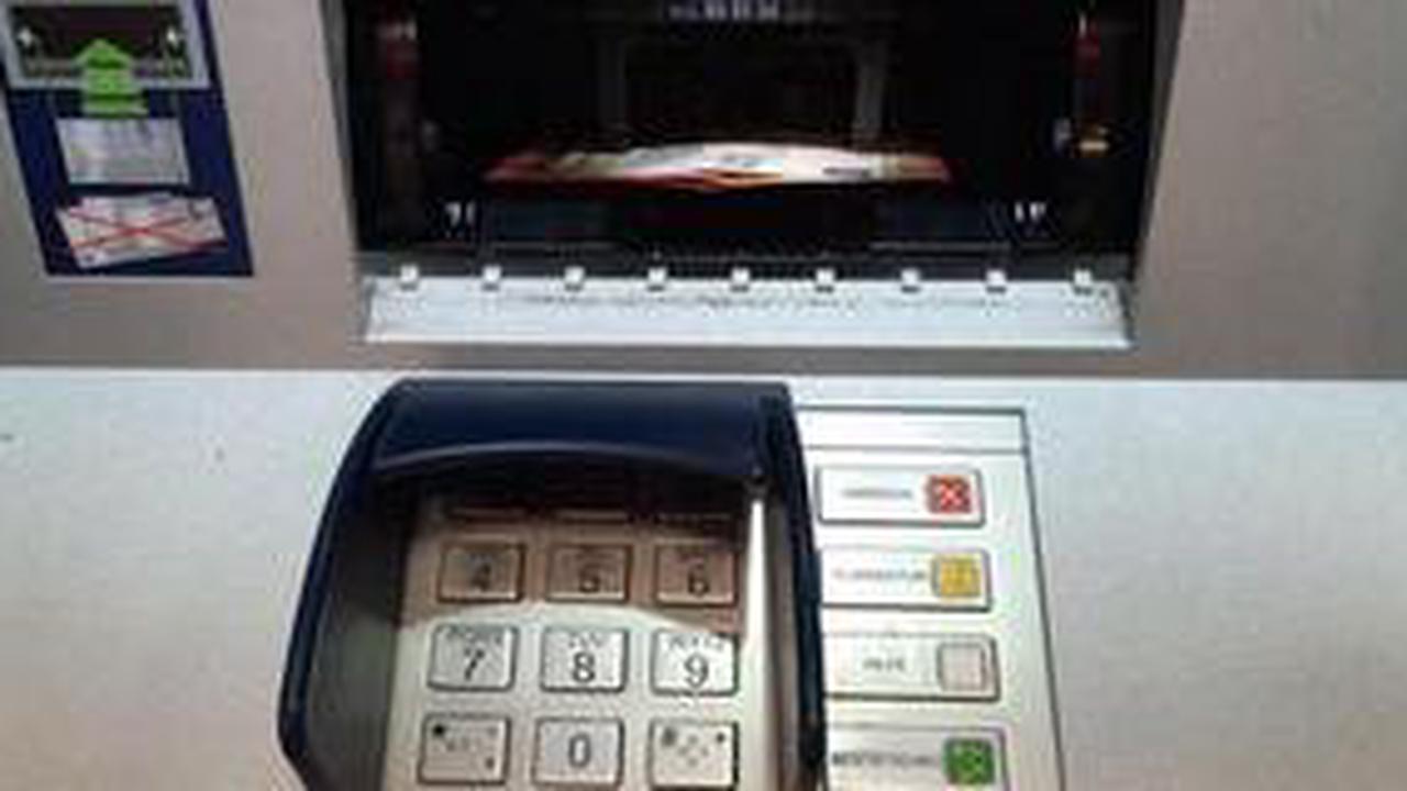 Eine junge Frau aus Winsen (Aller) vergisst Geldscheine im Automat
