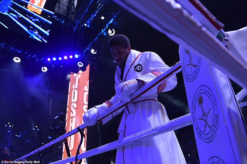 The challenger looked on edge as he entered the ring, well aware that this was the most important single fight of his career