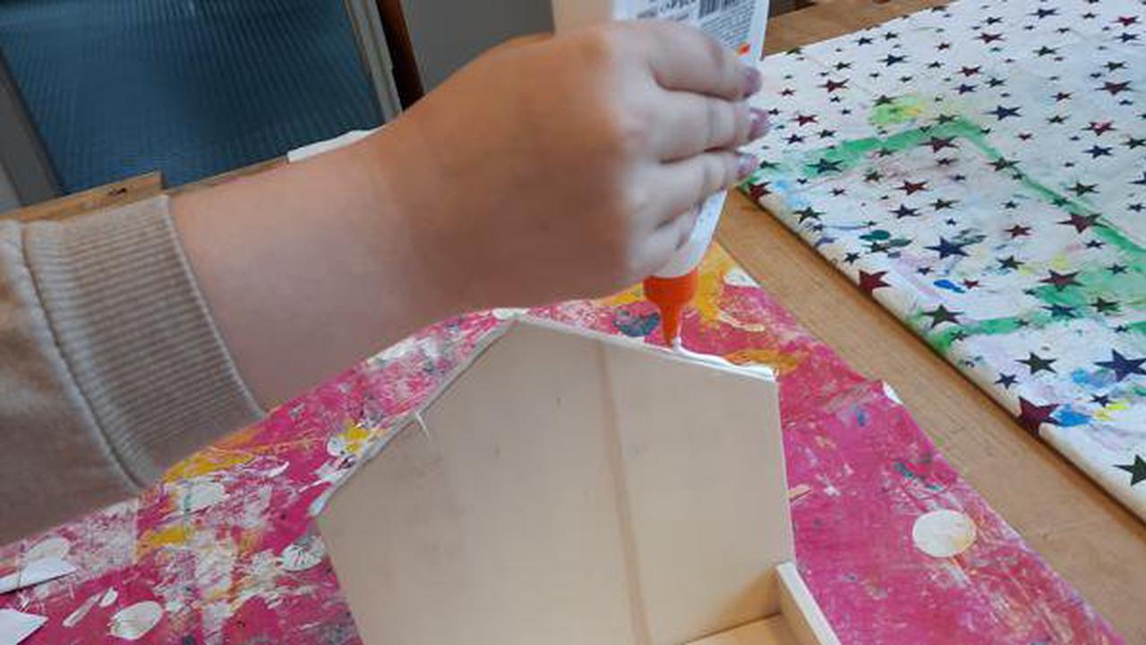 Lesen und Schreiben verbindet: Schülerinnen und Schüler bauen Futterhäuschen für Vögel