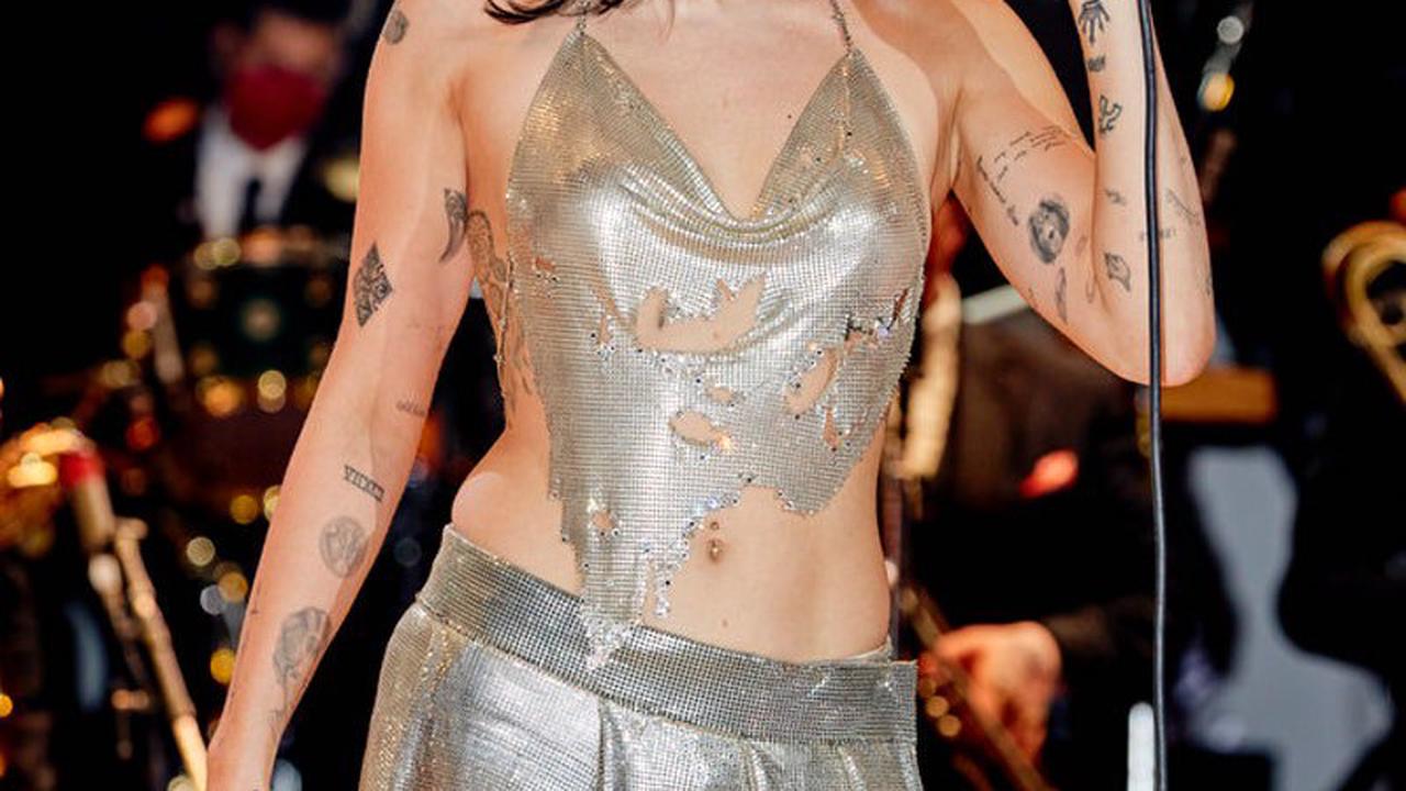 Miley Cyrus' New Year's Wardrobe Malfunction Started 2022 On A Ch...