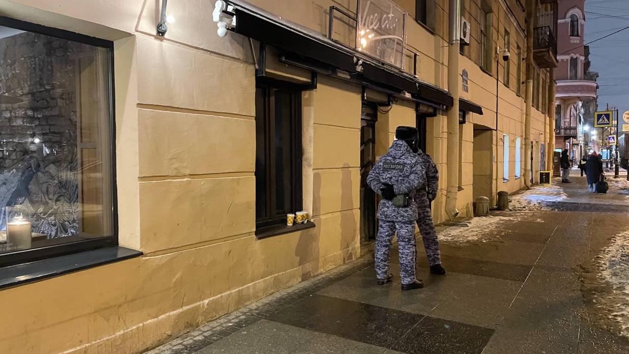 Правоохранители дежурят у закрытых из-за нарушений баров в Петербурге