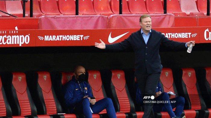 Reaksi pelatih Barcelona Belanda Ronald Koeman selama pertandingan sepak bola liga Spanyol antara Sevilla FC dan FC Barcelona di stadion Ramon Sanchez Pizjuan di Seville pada 27 Februari 2021.