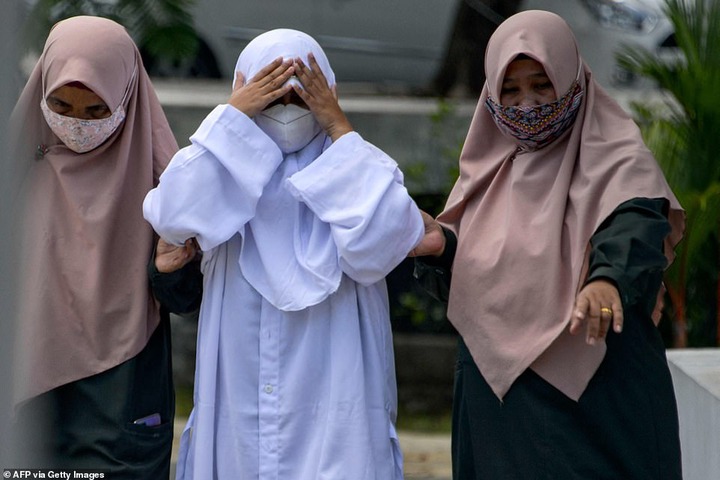 Four couples are caned in Indonesia for having sex outside marriage (photos)
