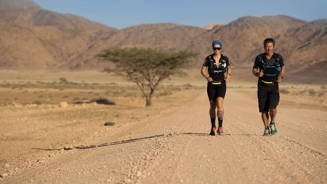 Ultraläufer Rafael Fuchsgruber und Tanja Schönenborn : 1 000 Kilometer zu Fuß durch die Wüste Namibias – „Ich habe im Ziel an meine verstorbene Mutter gedacht“