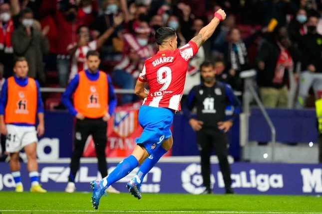 Selebrasi Luis Suarez setelah mencetak gol ke gawang Real Sociedad di lanjutan La Liga 2021, Senin (25/10/21). Di laga ini, Atletico dan Sociedad bermain imbang 2-2. (c) AP Photo
