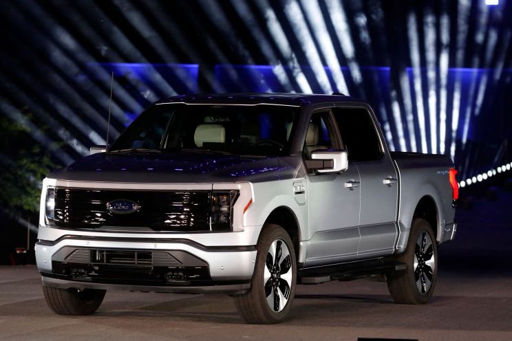 Michigan plans 1st U.S. charging road for electric vehicles