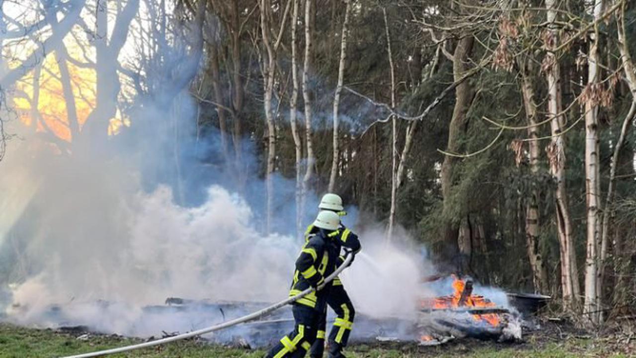 ▷ FFW Schiffdorf: Schuppen im Spadener Moor brennt vollständig nieder: knifflige ...