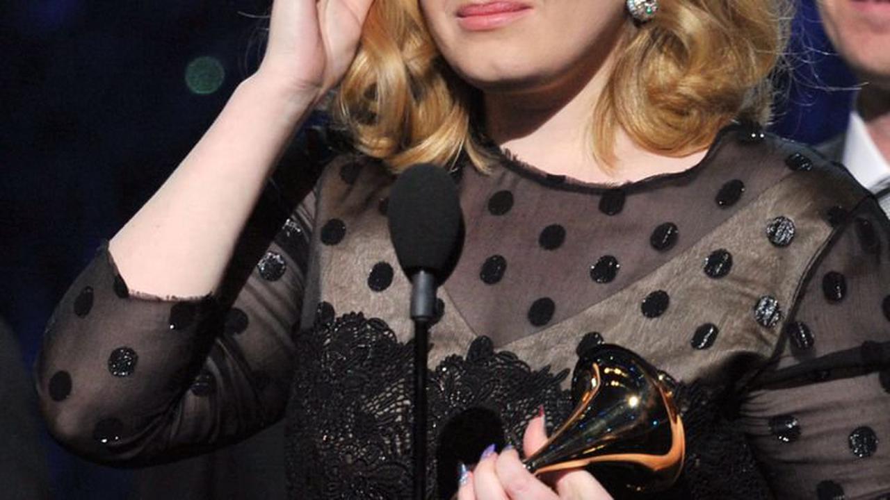 La chanteuse Adele annonce en larmes le report de sa série de concerts à Las Vegas, laminée par le Covid