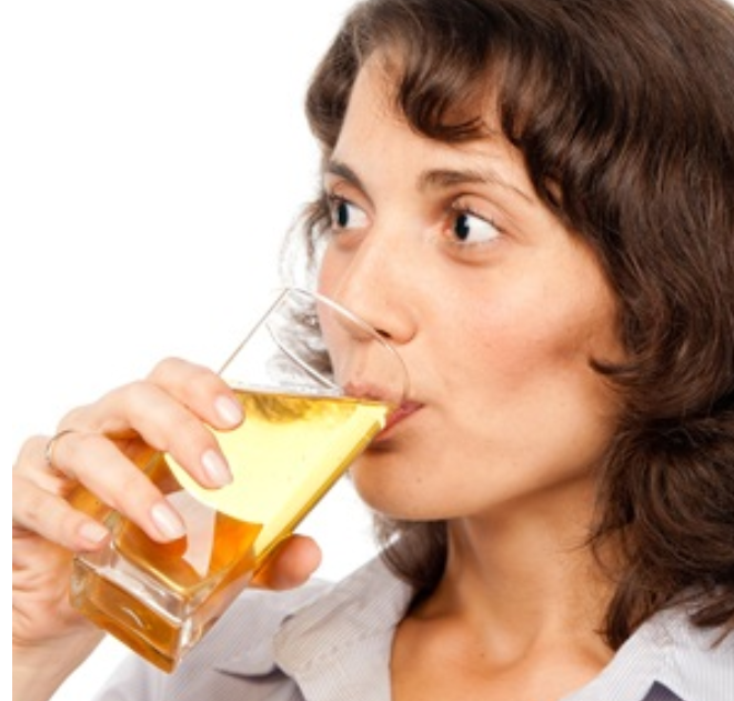 Можно пить мочу у женщин. Уринотерапия. Женская урина. Пьющая женщина в 50. Пьет свою мочу.