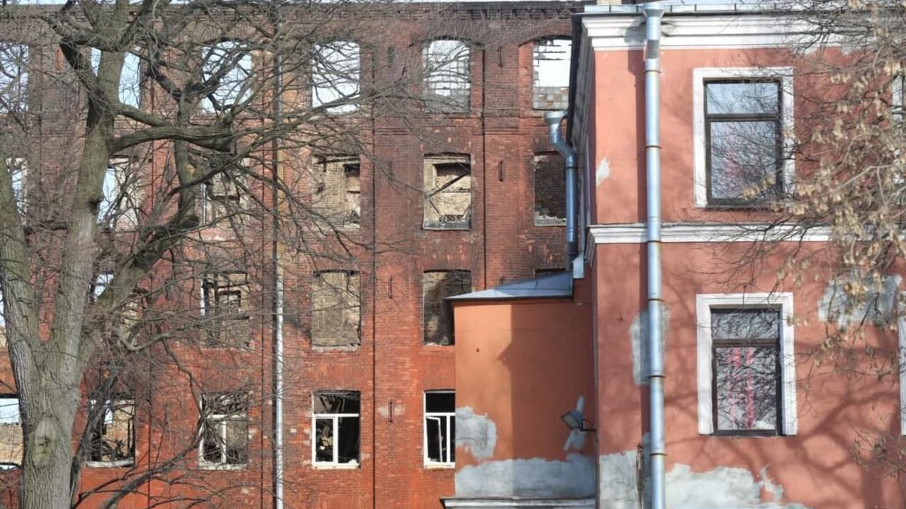 Пожар на фабрике нетканых материалов в Ленинградской области локализован на площади 350 кв.м