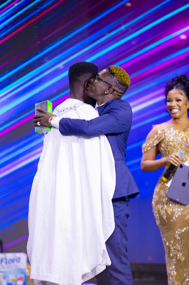 Shatta Wale gives infinix hot 12 to Siaw winner of #TheNextTvStar