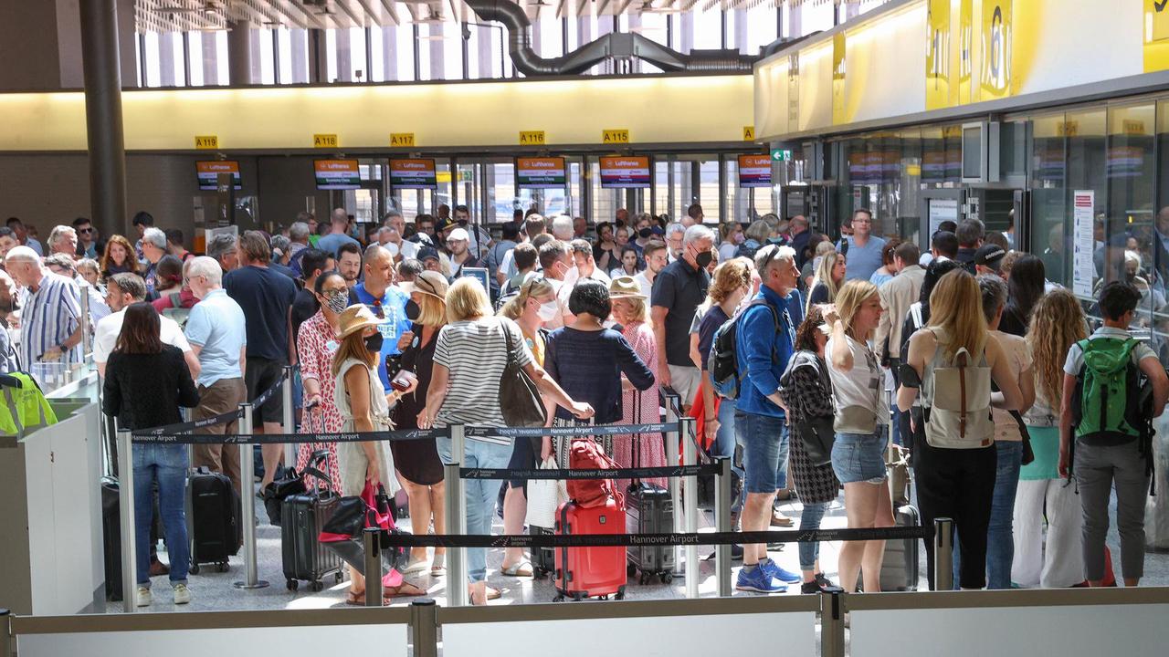 Chaos im Flugverkehr Verbraucherministerium droht mit Überprüfung von Vorkassepraxis