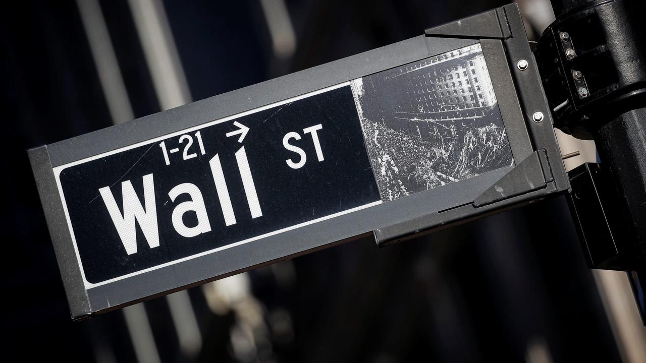 Wall Street finit dans le rouge avec les inquiétudes liées au variant