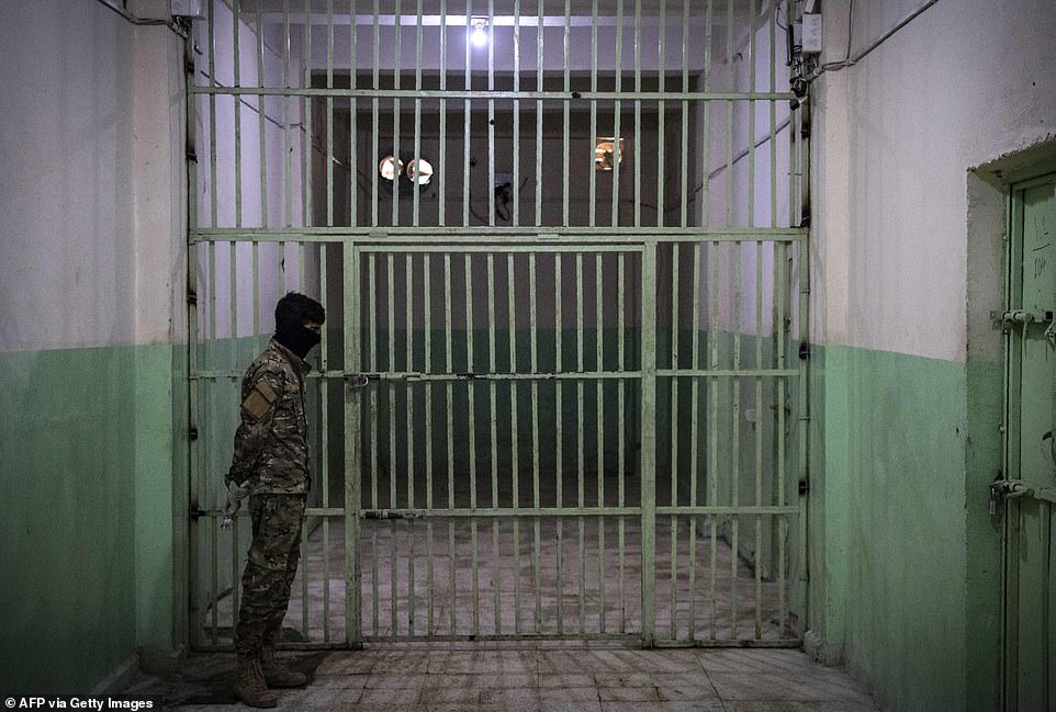 A member of the SDF stands guard. The prisoners have not heard that on Sunday US President Donald Trump announced the death of IS leader Abu Bakr al-Baghdadi in a US raid in northwest Syria