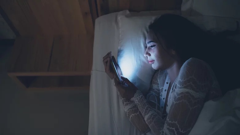 What Happens When You Scroll Social Media Before Going to Sleep