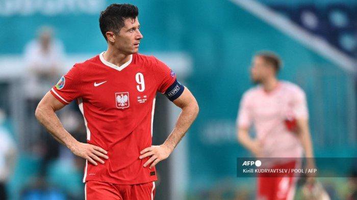 Reaksi penyerang Polandia Robert Lewandowski setelah kalah dalam pertandingan sepak bola Grup E UEFA EURO 2020 antara Swedia dan Polandia di Stadion Saint Petersburg di Saint Petersburg pada 23 Juni 2021. Kirill KUDRYAVTSEV / POOL / AFP