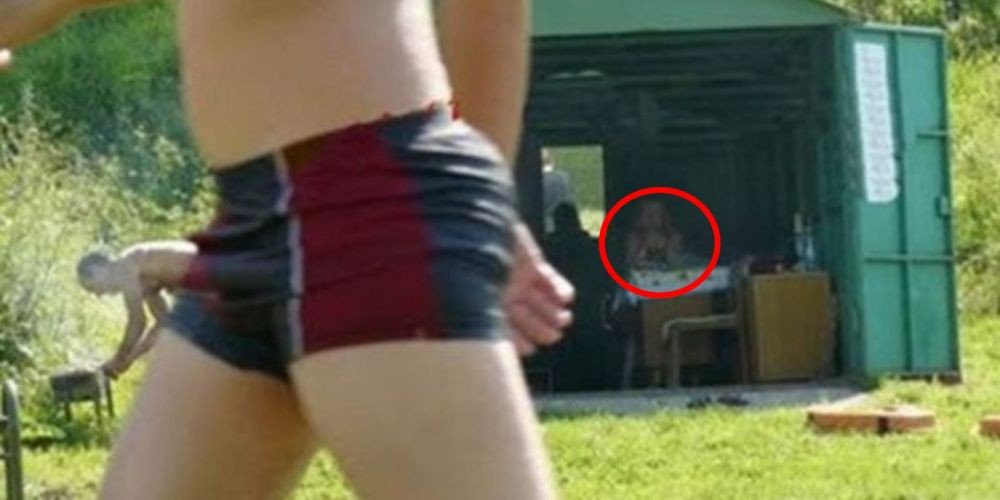 Jangan Fokus ke Lingkaran Merah, 10 Potret Ini Bikin Pikiran Ngeres