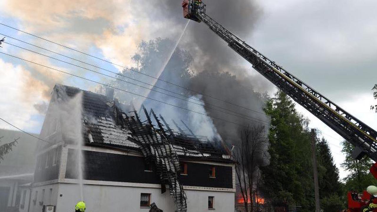 Wohnhaus und Scheune niedergebrannt: Zwei Leichtverletzte