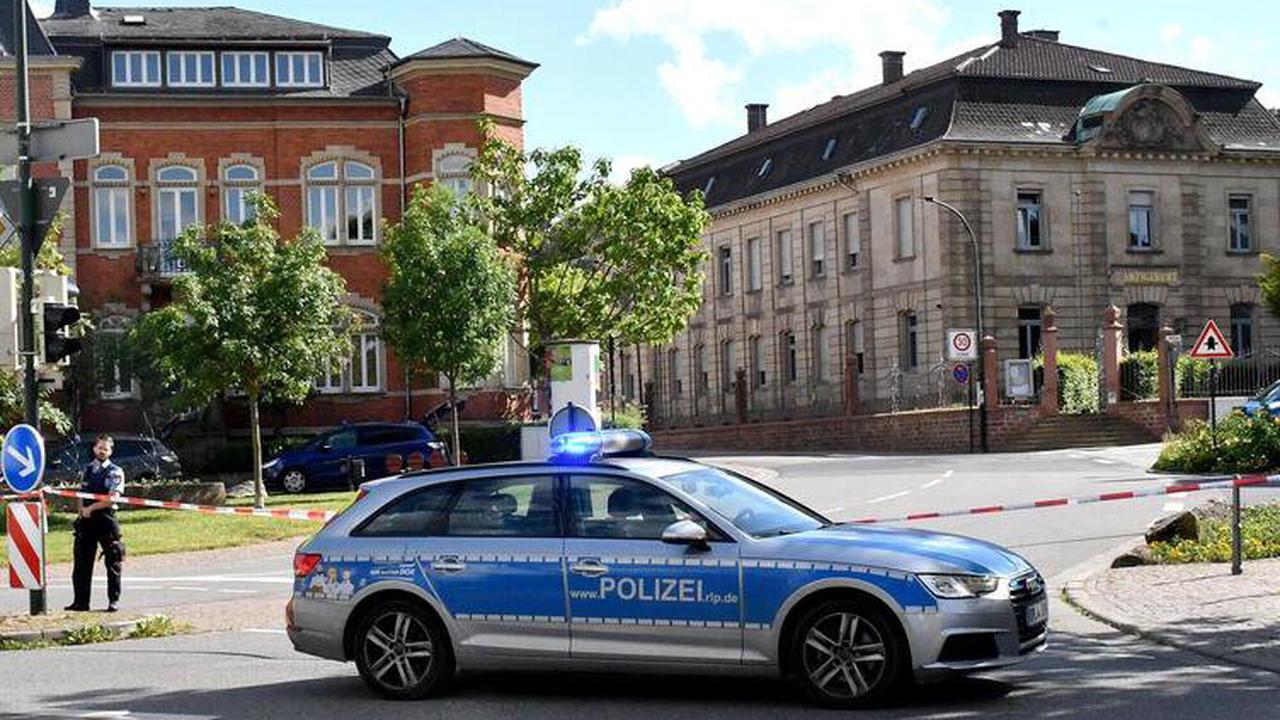 Bad Dürk­heim Groß­ein­satz rund ums Amts­ge­richt: Spür­hun­de im Ein­satz