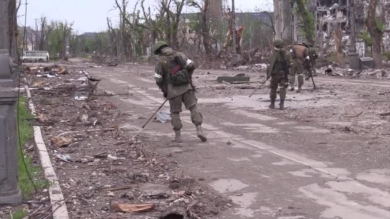 Russische Soldaten beginnen mit Minenräumung in Asowstal
