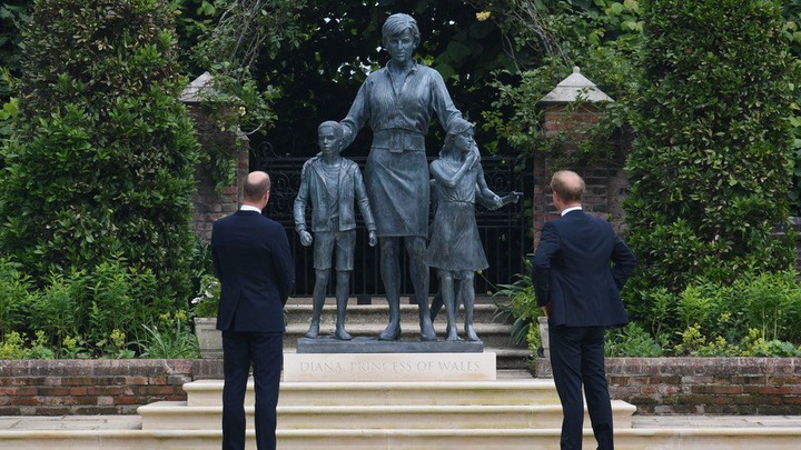 William and Harry unite to unveil Princess Diana?s statue at Kensington Palace (photos)