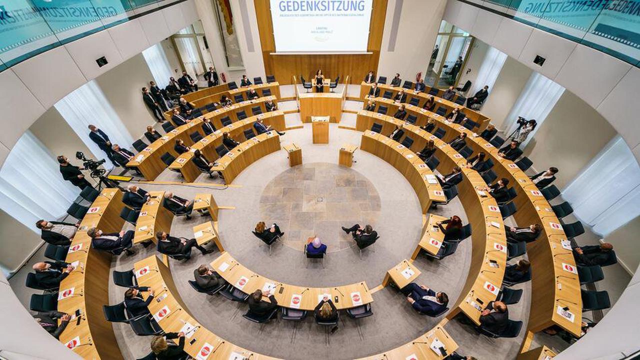 Stilles Gedenken an Opfer der NS-Verbrechen im Landtag