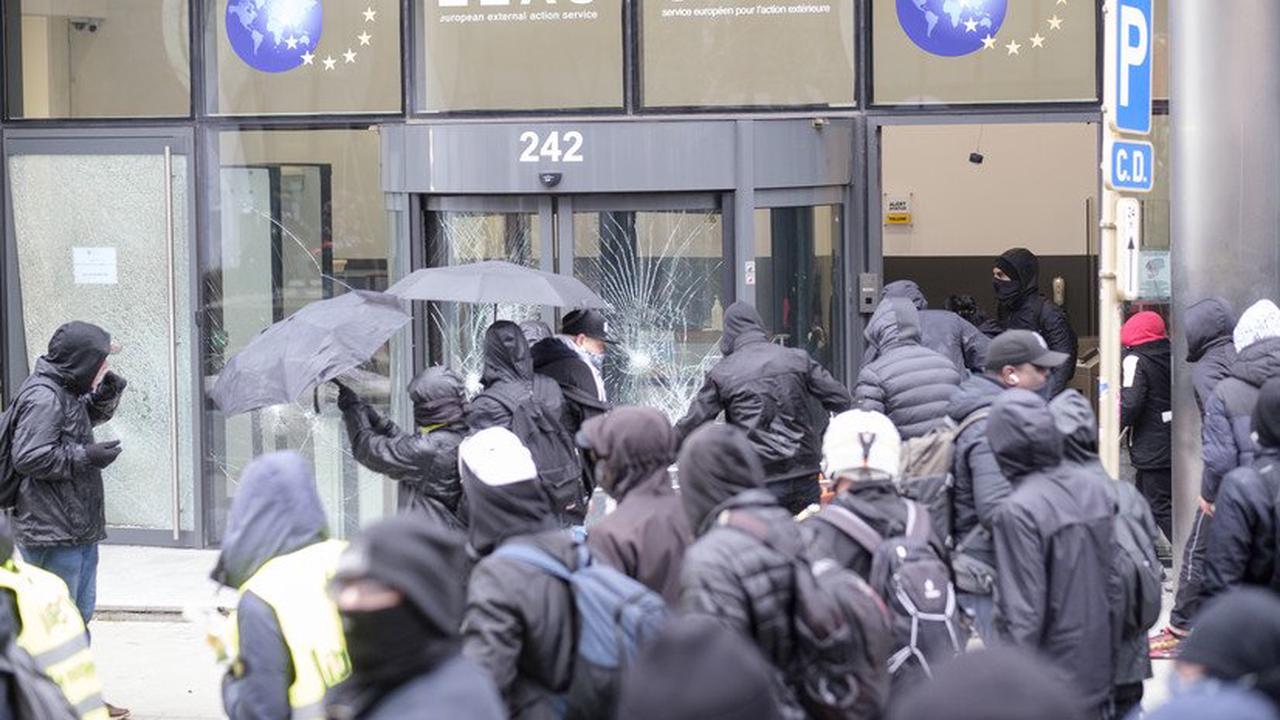ТАСС: митинги против санитарных ограничений в Брюсселе закончились погромами