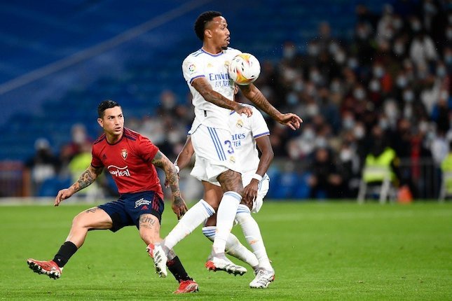 Aksi Eder Militao dalam laga Real Madrid vs Osasuna, Kamis (28/10/2021) (c) AP Photo