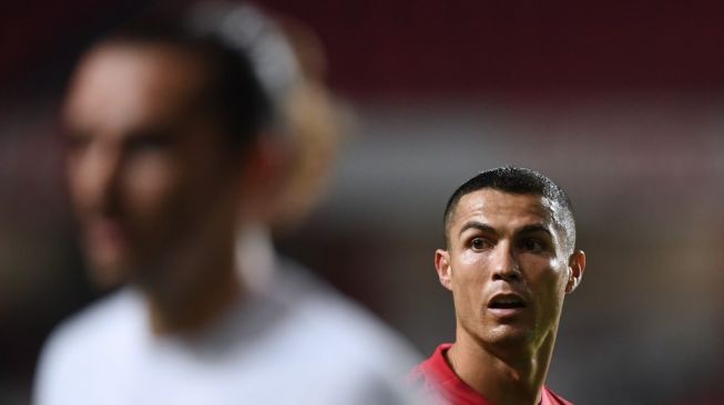 Penyerang Timnas Portugal Cristiano Ronaldo dalam pertandingan Divisi A Grup 3 (A3) di Stadion da Luz, Lisbon, Minggu (15/11/2020) dini hari WIB. [PATRICIA DE MELO MOREIRA / AFP]