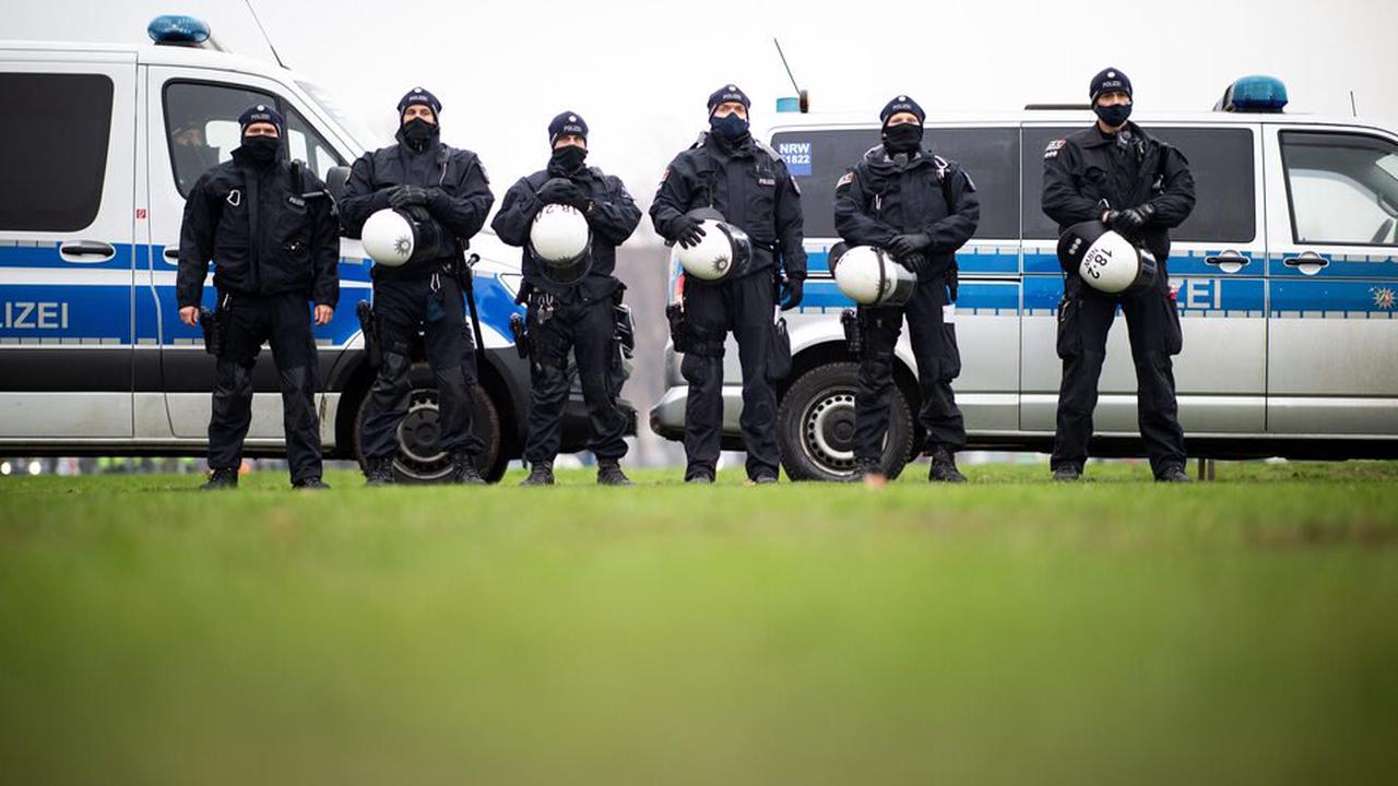 Mehrere Demos in Düsseldorf angemeldet: Polizei mit zahlreichen Kräften im Einsatz