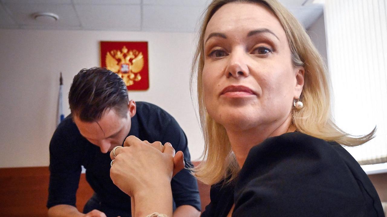 Guerre en Ukraine : la journaliste pacifiste russe Marina Ovsiannikova arrêtée par la police russe